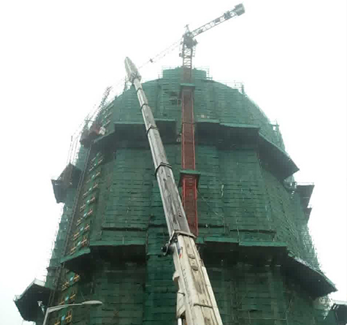 永春吊车在工地上作业